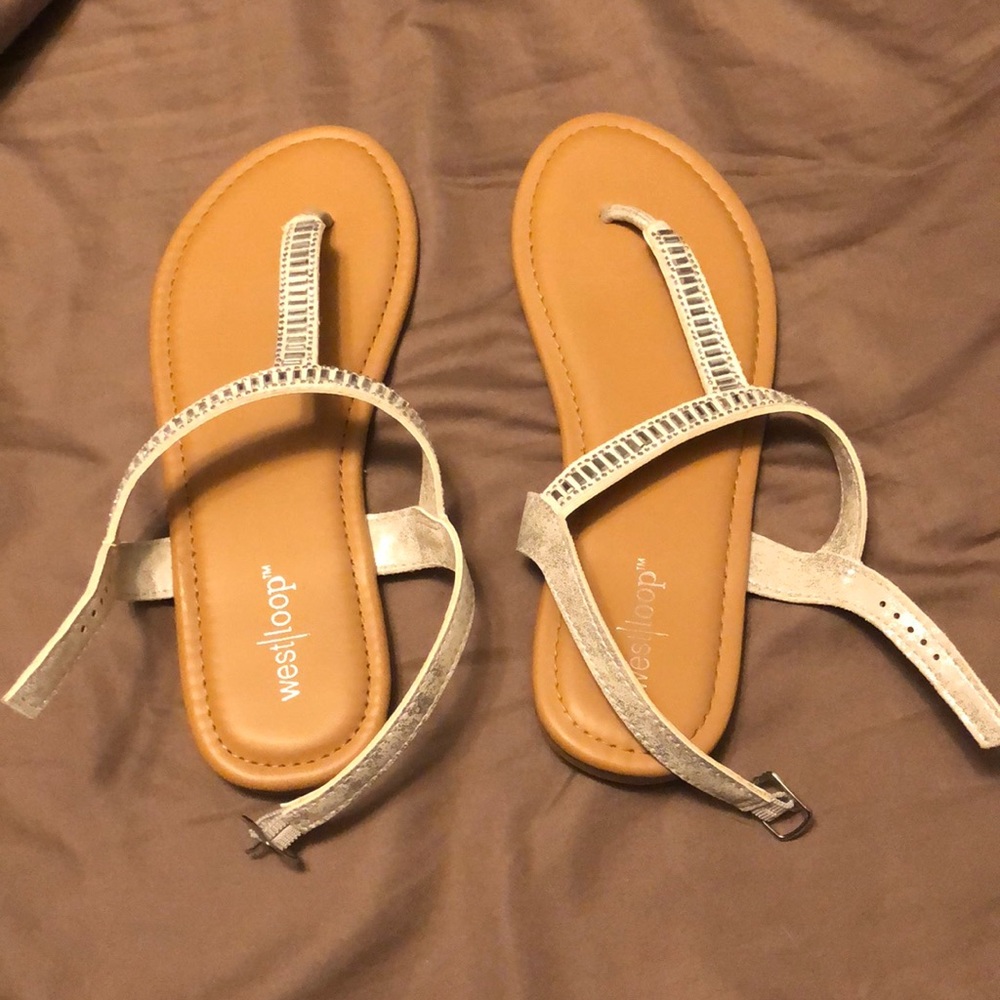 NWOT Size M 7/8 silver sandals